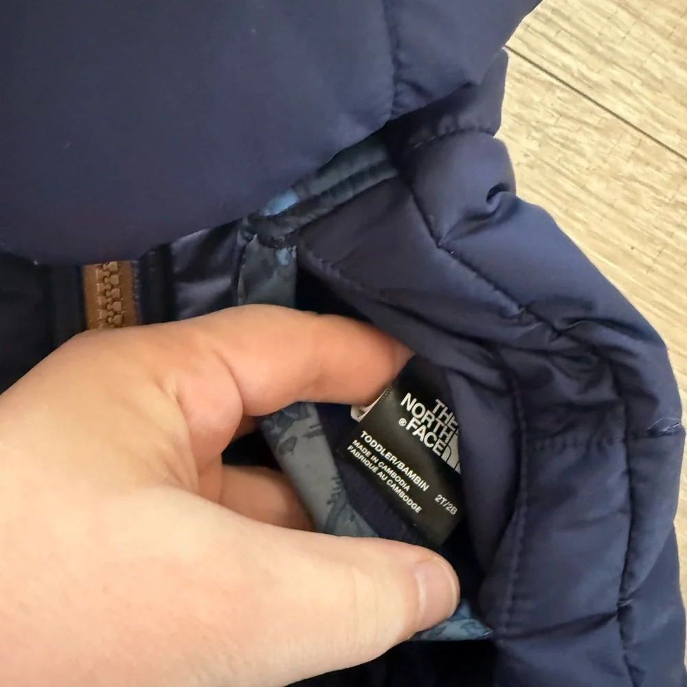 The North Face Reversible Blue & Camo Mount Chimbo Jacket size 2T - Picture 5 of 6